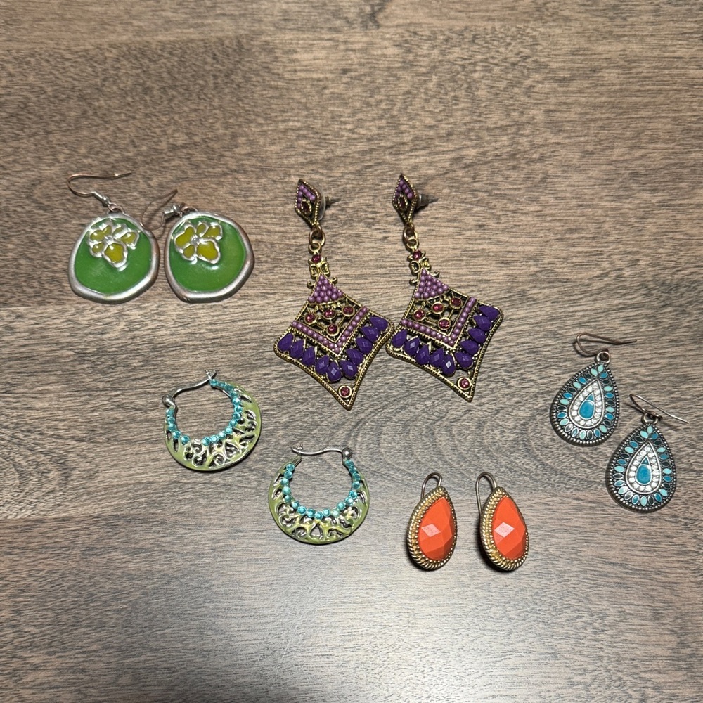 Bundle of costume jewelry earrings